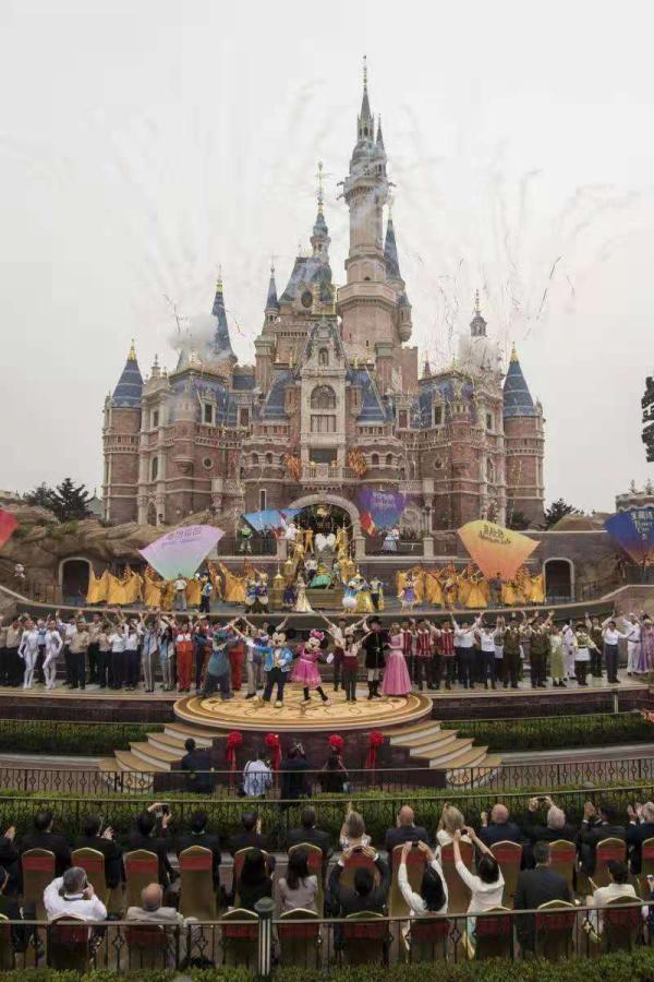 上海迪士尼开园五年了，除了童话故事和经济数字，它还带来什么