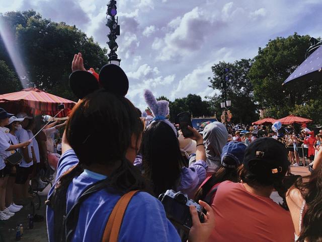 买了早享票还要排长队?游客吐槽上海迪士尼,“赚钱太狠” 买了早享票还要排长队?游客吐槽上海迪士尼,“赚钱太狠”