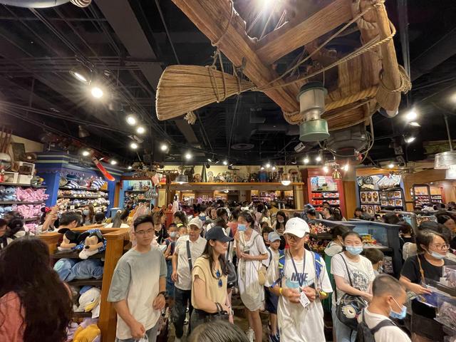 买了早享票还要排长队?游客吐槽上海迪士尼,“赚钱太狠” 买了早享票还要排长队?游客吐槽上海迪士尼,“赚钱太狠”