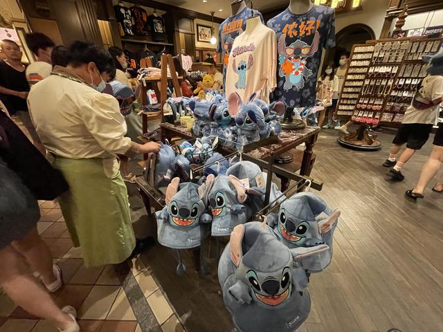 买了早享票还要排长队?游客吐槽上海迪士尼,“赚钱太狠” 买了早享票还要排长队?游客吐槽上海迪士尼,“赚钱太狠”