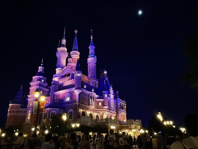 买了早享票还要排长队?游客吐槽上海迪士尼,“赚钱太狠” 买了早享票还要排长队?游客吐槽上海迪士尼,“赚钱太狠”