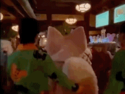 肉眼可见的疼！上海迪士尼“达菲”被游客打头，此类事件为何屡次发生？