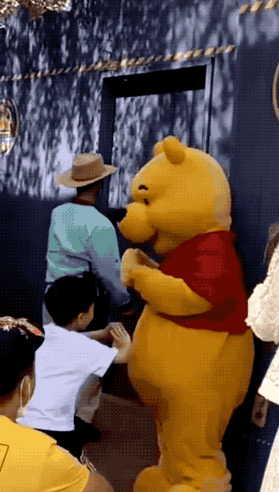 肉眼可见的疼！上海迪士尼“达菲”被游客打头，此类事件为何屡次发生？