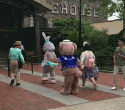 肉眼可见的疼！上海迪士尼“达菲”被游客打头，此类事件为何屡次发生？