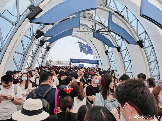 今天上午9点半,上海迪士尼飞越地平线已排队近3小时!五一还没开始,杭州妈妈已被劝退 今天上午9点半,上海迪士尼飞越地平线已排队近3小时!五一还没开始,杭州妈妈已被劝退