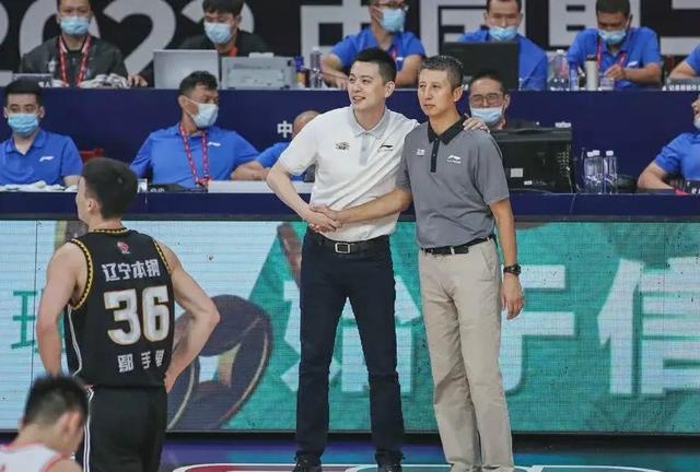 温情一幕!辽宁队员排队和郭士强握手,为什么李春江没有这待遇? 温情一幕!辽宁队员排队和郭士强握手,为什么李春江没有这待遇?