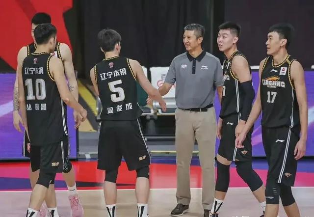 温情一幕!辽宁队员排队和郭士强握手,为什么李春江没有这待遇? 温情一幕!辽宁队员排队和郭士强握手,为什么李春江没有这待遇?