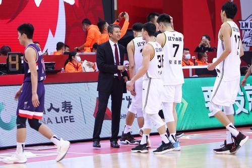 温情一幕!辽宁队员排队和郭士强握手,为什么李春江没有这待遇? 温情一幕!辽宁队员排队和郭士强握手,为什么李春江没有这待遇?