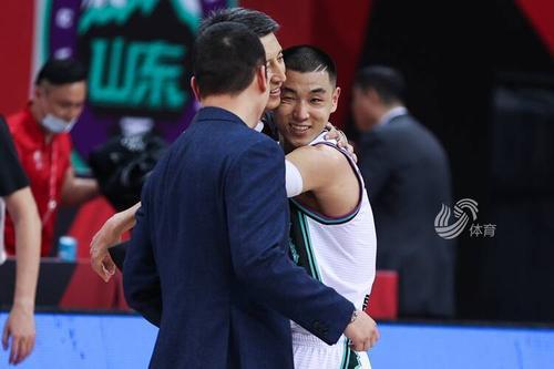 温情一幕!辽宁队员排队和郭士强握手,为什么李春江没有这待遇? 温情一幕!辽宁队员排队和郭士强握手,为什么李春江没有这待遇?