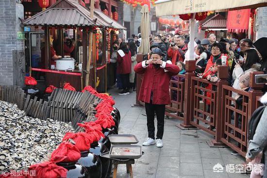 吃饭排队到4000桌以后,换做你会排队么?为了美食而排队等候的经历,大家有么?