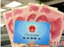 多地银行门口扎堆排队，老人们没利息也坚持要取钱，这是为何？