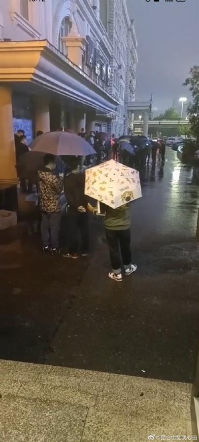 哈尔滨阳性感染者在多个区域活动，当地居民雨中撑伞排队做核酸检测