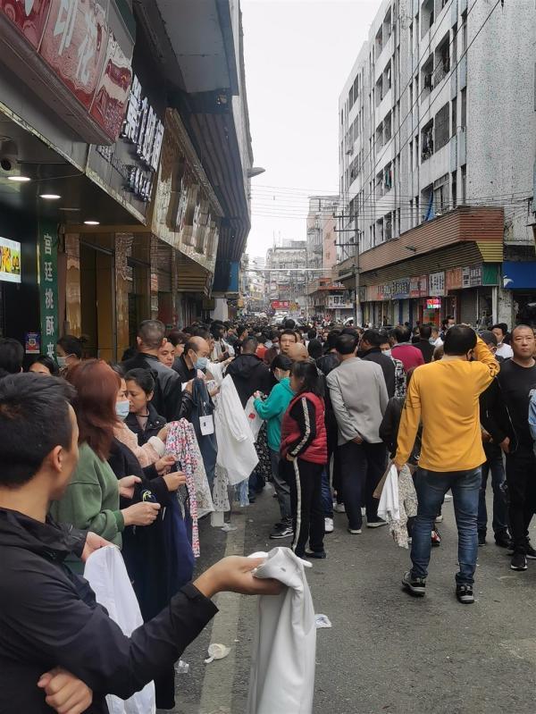 老板站街排队两公里让工人挑，广州制衣厂“高薪招工难”，真相是啥？