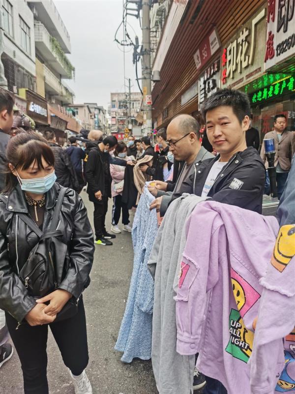 老板站街排队两公里让工人挑,广州制衣厂“高薪招工难”,真相是啥? 老板站街排队两公里让工人挑,广州制衣厂“高薪招工难”,真相是啥?