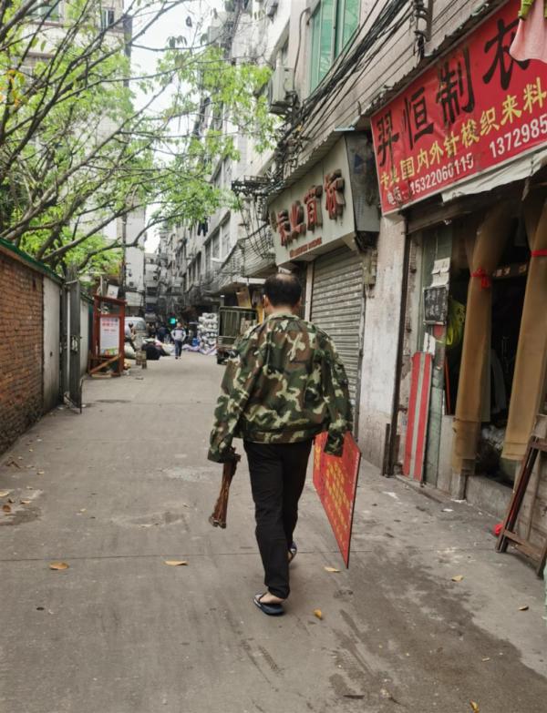 老板站街排队两公里让工人挑,广州制衣厂“高薪招工难”,真相是啥? 老板站街排队两公里让工人挑,广州制衣厂“高薪招工难”,真相是啥?