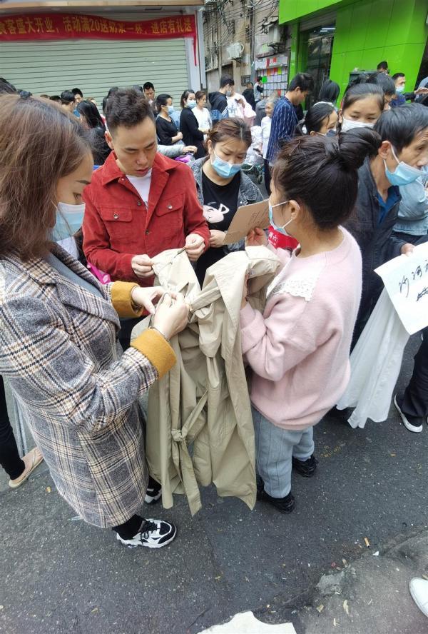 老板站街排队两公里让工人挑,广州制衣厂“高薪招工难”,真相是啥? 老板站街排队两公里让工人挑,广州制衣厂“高薪招工难”,真相是啥?