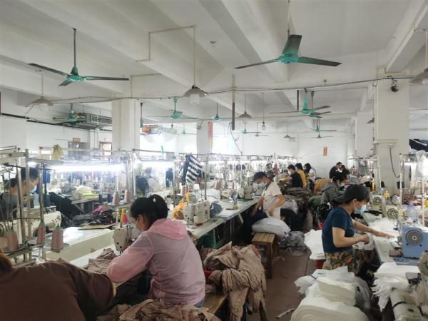 老板站街排队两公里让工人挑,广州制衣厂“高薪招工难”,真相是啥? 老板站街排队两公里让工人挑,广州制衣厂“高薪招工难”,真相是啥?