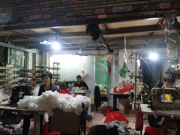 老板站街排队两公里让工人挑，广州制衣厂“高薪招工难”，真相是啥？