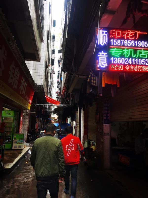 老板站街排队两公里让工人挑,广州制衣厂“高薪招工难”,真相是啥? 老板站街排队两公里让工人挑,广州制衣厂“高薪招工难”,真相是啥?