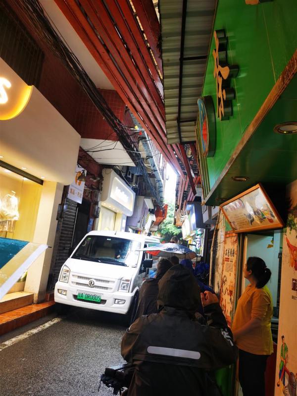 老板站街排队两公里让工人挑,广州制衣厂“高薪招工难”,真相是啥? 老板站街排队两公里让工人挑,广州制衣厂“高薪招工难”,真相是啥?