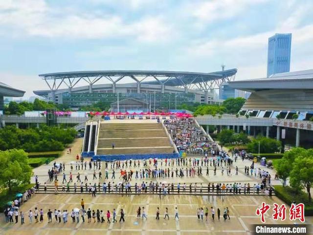 探访合肥最大新冠疫苗方舱接种点 数千市民有序排队 探访合肥最大新冠疫苗方舱接种点 数千市民有序排队