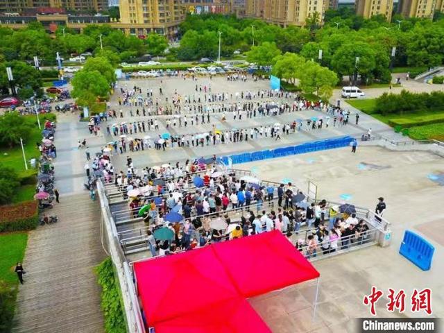 探访合肥最大新冠疫苗方舱接种点 数千市民有序排队 探访合肥最大新冠疫苗方舱接种点 数千市民有序排队