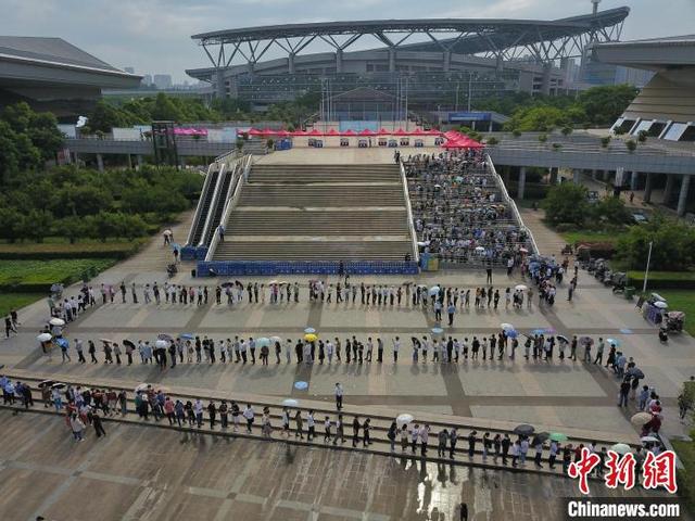 探访合肥最大新冠疫苗方舱接种点 数千市民有序排队 探访合肥最大新冠疫苗方舱接种点 数千市民有序排队