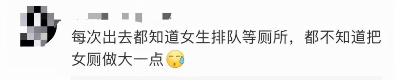 景区男厕所被女士挤爆，游客无奈打110求助！工作人员回应：人太多，正常现象