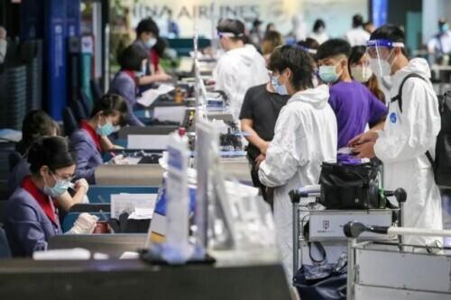 排队画面曝光!台湾地区民众组团赴大陆打疫苗……