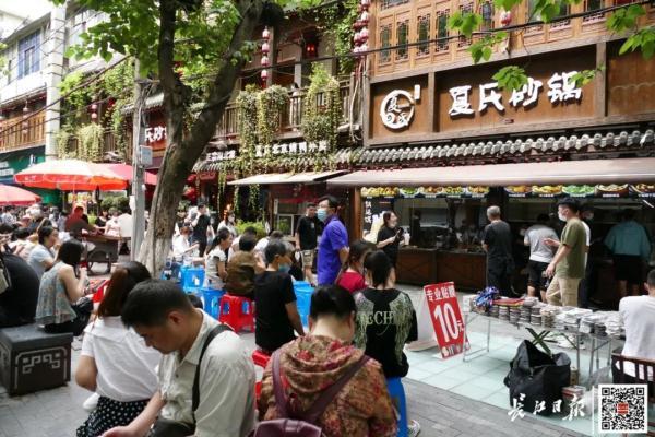 “不是在排队,就是在排队的路上!”武汉这些人气打卡地你去了吗? “不是在排队,就是在排队的路上!”武汉这些人气打卡地你去了吗?