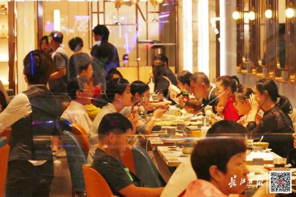 “不是在排队,就是在排队的路上!”武汉这些人气打卡地你去了吗? “不是在排队,就是在排队的路上!”武汉这些人气打卡地你去了吗?