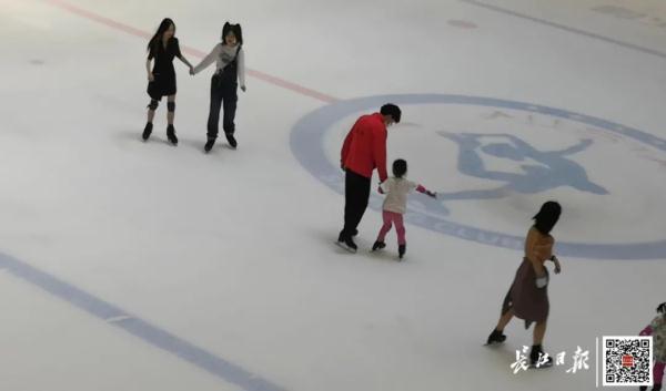 “不是在排队,就是在排队的路上!”武汉这些人气打卡地你去了吗? “不是在排队,就是在排队的路上!”武汉这些人气打卡地你去了吗?