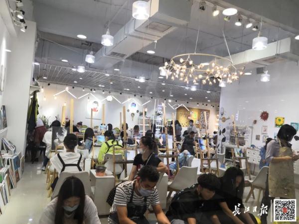 “不是在排队,就是在排队的路上!”武汉这些人气打卡地你去了吗? “不是在排队,就是在排队的路上!”武汉这些人气打卡地你去了吗?