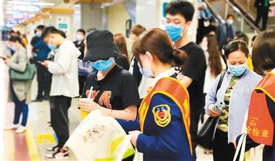 市民有序排队文明乘车成常态 市民有序排队文明乘车成常态