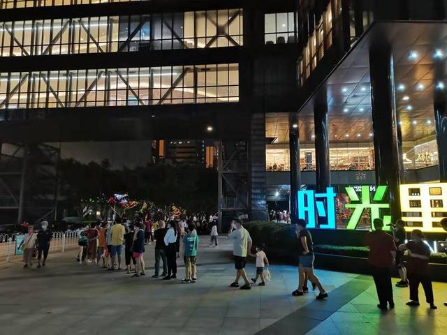 现场直击！广州海珠、越秀部分街道连夜测核酸 居民有序排队等候