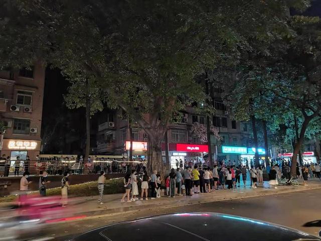现场直击!广州海珠、越秀部分街道连夜测核酸 居民有序排队等候 现场直击!广州海珠、越秀部分街道连夜测核酸 居民有序排队等候