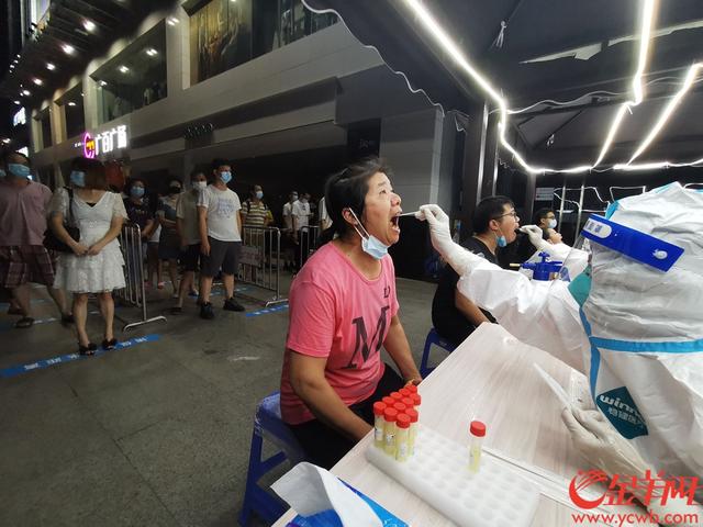 现场直击!广州海珠、越秀部分街道连夜测核酸 居民有序排队等候 现场直击!广州海珠、越秀部分街道连夜测核酸 居民有序排队等候