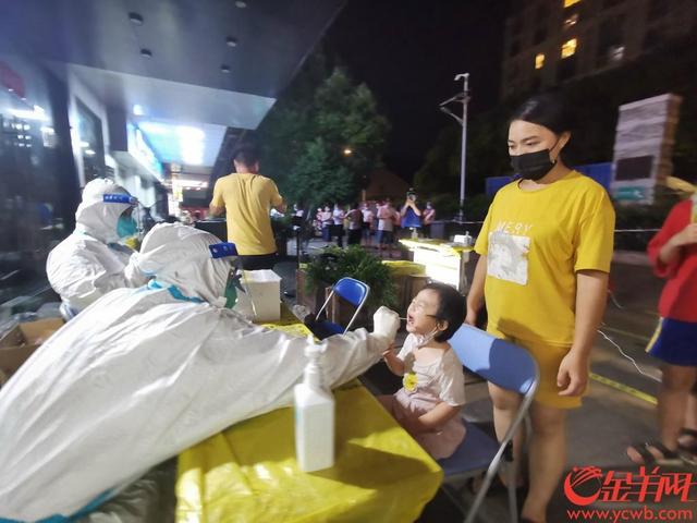 现场直击!广州海珠、越秀部分街道连夜测核酸 居民有序排队等候 现场直击!广州海珠、越秀部分街道连夜测核酸 居民有序排队等候