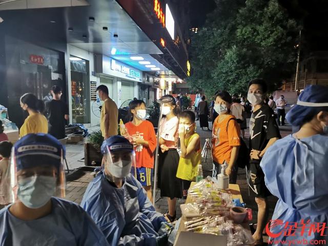 现场直击!广州海珠、越秀部分街道连夜测核酸 居民有序排队等候 现场直击!广州海珠、越秀部分街道连夜测核酸 居民有序排队等候