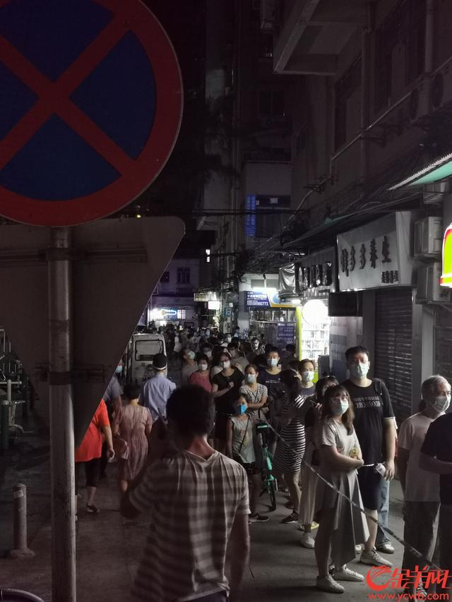 现场直击!广州海珠、越秀部分街道连夜测核酸 居民有序排队等候 现场直击!广州海珠、越秀部分街道连夜测核酸 居民有序排队等候
