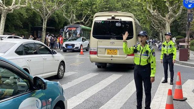杭州东站已经人山人海了!部分高速大流量排队缓行…交警提醒:这才是堵车最重要的原因 杭州东站已经人山人海了!部分高速大流量排队缓行…交警提醒:这才是堵车最重要的原因
