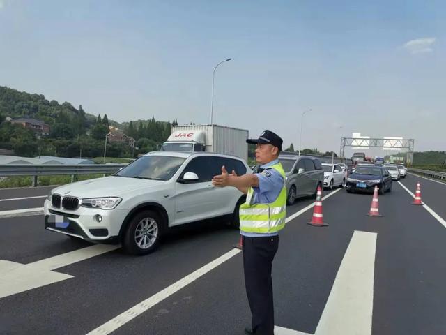 杭州东站已经人山人海了!部分高速大流量排队缓行…交警提醒:这才是堵车最重要的原因 杭州东站已经人山人海了!部分高速大流量排队缓行…交警提醒:这才是堵车最重要的原因