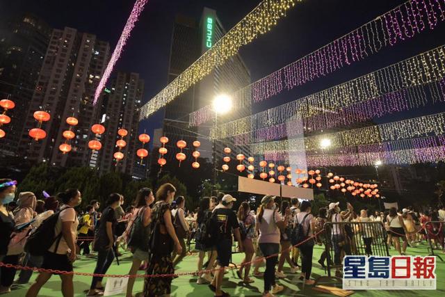 今日“追月”夜,香港市民续排队入维园赏花灯 今日“追月”夜,香港市民续排队入维园赏花灯