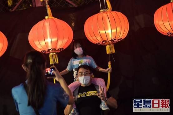 今日“追月”夜,香港市民续排队入维园赏花灯 今日“追月”夜,香港市民续排队入维园赏花灯