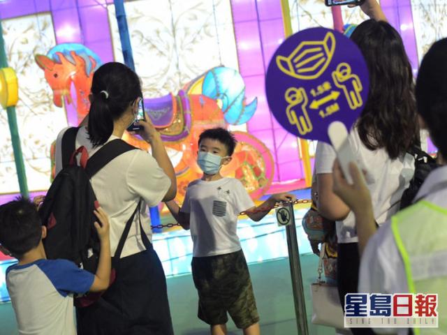 今日“追月”夜，香港市民续排队入维园赏花灯