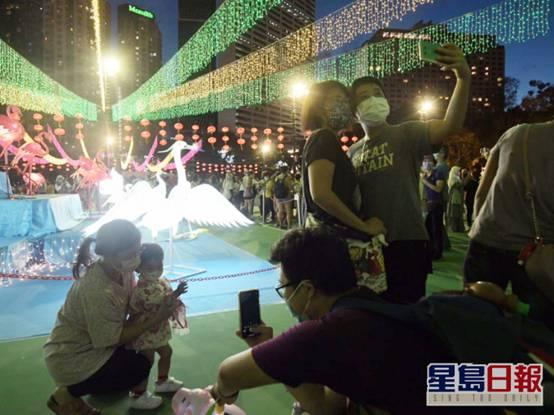今日“追月”夜，香港市民续排队入维园赏花灯