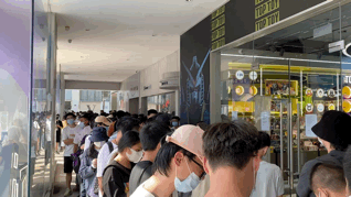 西湖边又排起长队!有人通宵排队买“娃”,姑娘人手一个“橙”购物袋……太拼了 西湖边又排起长队!有人通宵排队买“娃”,姑娘人手一个“橙”购物袋……太拼了