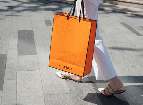 西湖边又排起长队!有人通宵排队买“娃”,姑娘人手一个“橙”购物袋……太拼了 西湖边又排起长队!有人通宵排队买“娃”,姑娘人手一个“橙”购物袋……太拼了