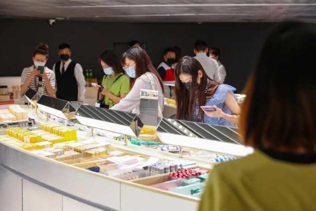 西湖边又排起长队!有人通宵排队买“娃”,姑娘人手一个“橙”购物袋……太拼了 西湖边又排起长队!有人通宵排队买“娃”,姑娘人手一个“橙”购物袋……太拼了