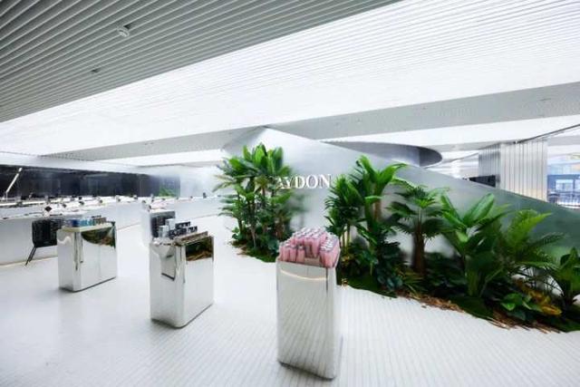 西湖边又排起长队!有人通宵排队买“娃”,姑娘人手一个“橙”购物袋……太拼了 西湖边又排起长队!有人通宵排队买“娃”,姑娘人手一个“橙”购物袋……太拼了